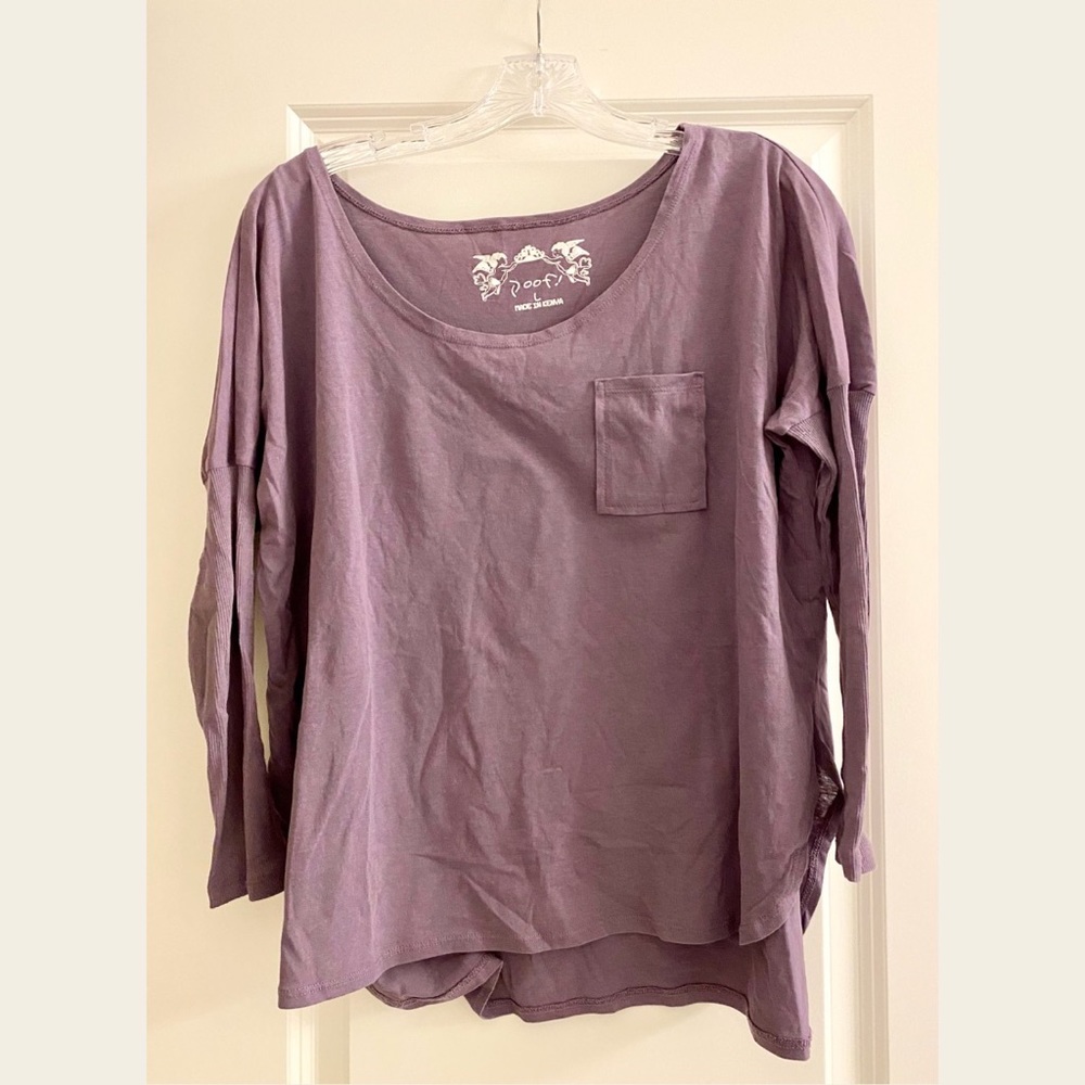 Purple long sleeve top (with side slits). Ribbed detail on the lower sleeve. L